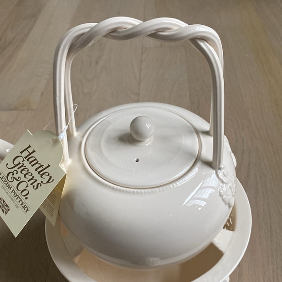 Hartley Greens Leeds Pottery Chocolate Kettle and Lid with Stand - Picture 3 of 12